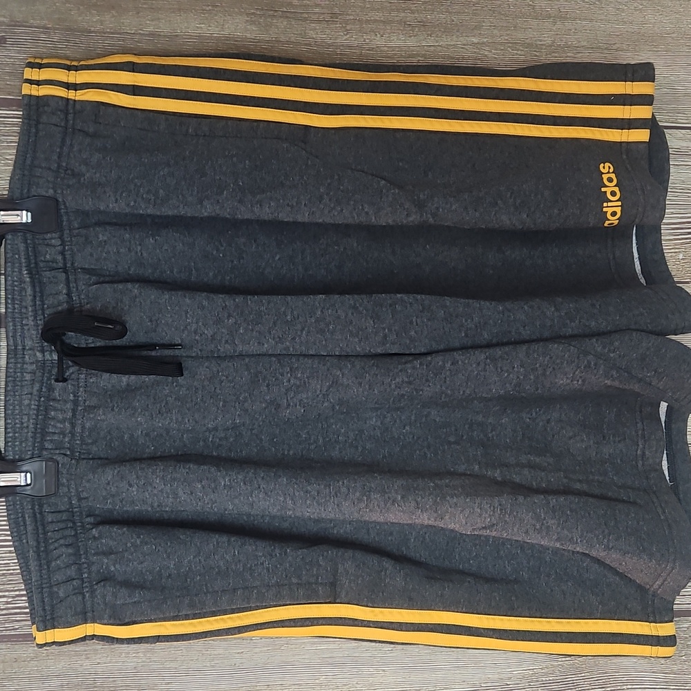 Adidas Men’s Shorts Sz 2XL Gray Yellow